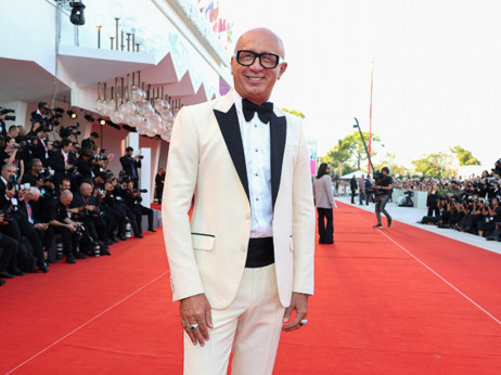 Priprave na prodajo Armanija: sestra in nečakinja ob stolček, kdo na vrhu?