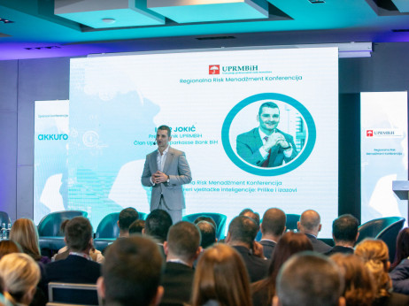 Banke v svojem poslovanju že uporabljajo orodja umetne inteligence, a človeški nadzor ohranja pomembno vlogo: kaj pri bolj učinkovitem delu storimo z viškom časa?