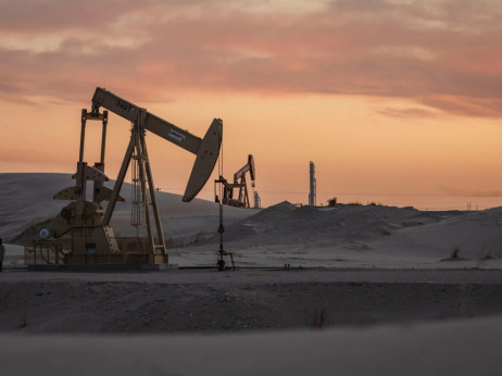 Svet je preplavljen z nafto, cene pa bodo še naprej upadale