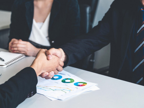 Od stiska roke do pogodbene kazni: kako visoko kazen lahko določimo poslovnemu partnerju