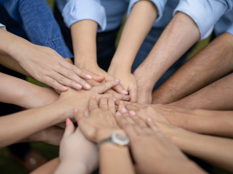 Timbilding kot strošek ali naložba? Slovenska podjetja razkrivajo, koliko vlagajo v druženja zaposlenih