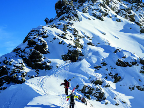 Smučarska reportaža iz alpske doline, ki se zdi kot avstrijski Brigadoon