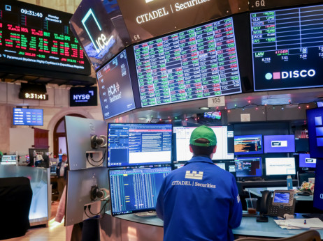 Trgi korakajo v praznike: AI dvignil Wall Street, centralne banke zaznamovale Evropo