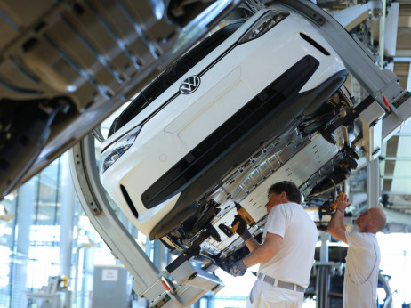 Popuščanja Bruslja v avtomobilsko industrijo niso prinesla miru