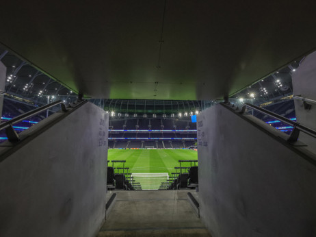 Polni stadioni niso več dovolj: zakaj Angleži služijo več kot Nemci