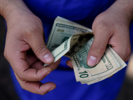 Dolar zaključil najslabši teden od junija