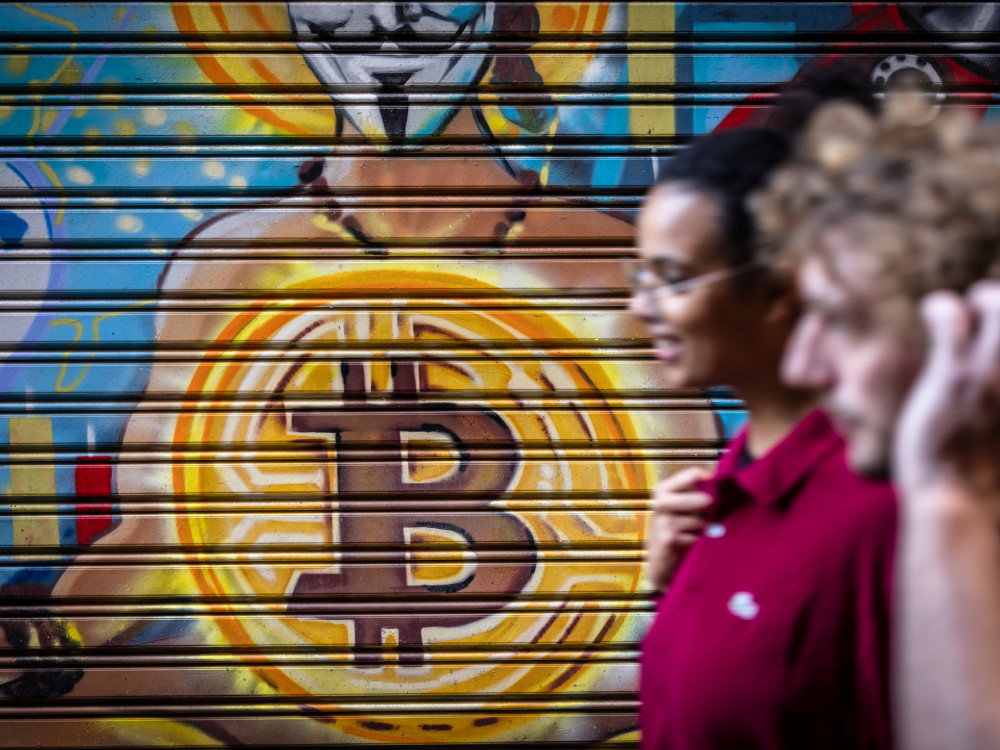 Bitcoin v 2025 močno v rdečih številkah. Kaj ga čaka v 2026?