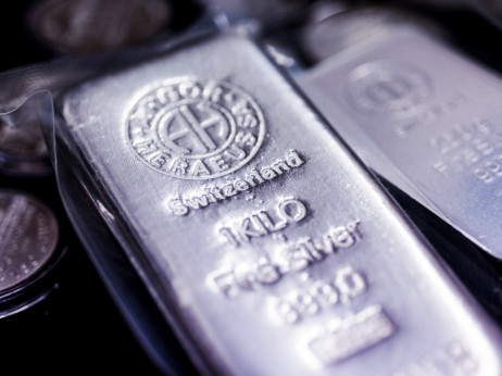 Srebro čez 90 dolarjev na nov rekord, rast plemenitih kovin se nadaljuje