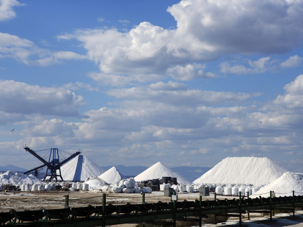 Ko mraz pritiska so ceste slane: kako donosna je industrija soli