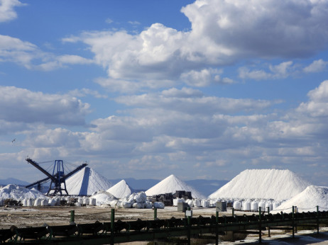 Ko mraz pritiska so ceste slane: kako donosna je industrija soli