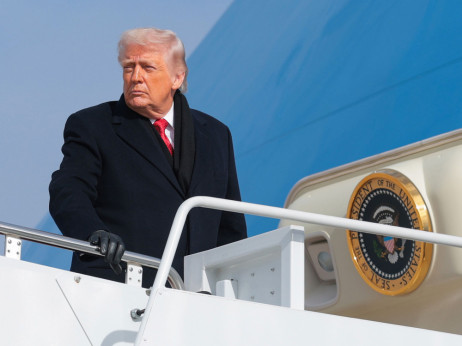 Trump v Davos z nakupovalnim seznamom