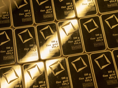 Negotovi vlagatelji znova dražijo zlato in srebro