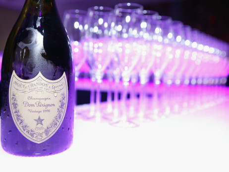 Kako se je šampanjec znašel v središču političnega obračuna med Trumpom in Macronom