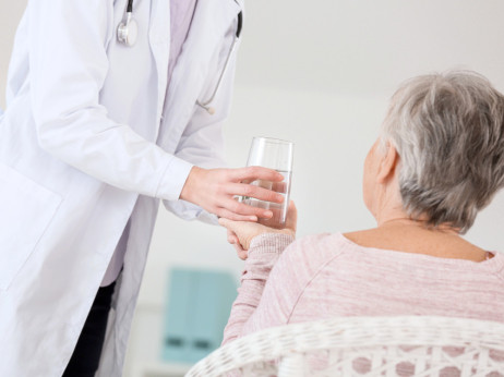 Top 5 novic za začetek dneva: Prihranki dolgotrajne oskrbe, ali zavarovanje poceni posojilo