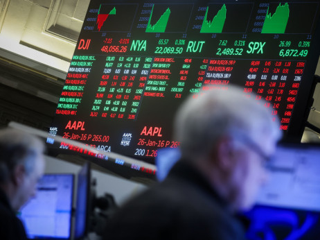 Borzni pregled: Zlato, baker in nafta se spet krepijo, dolar slabi