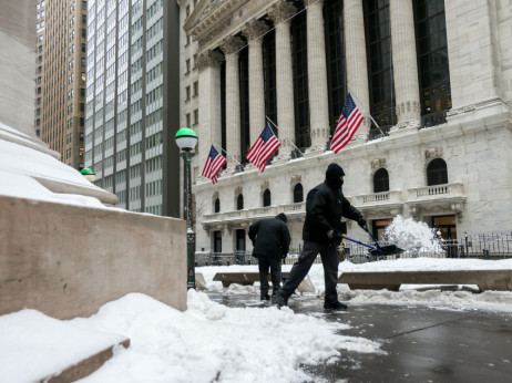 Delnice odskočile po šoku zaradi AI, zlato znova nad 5.000 dolarji