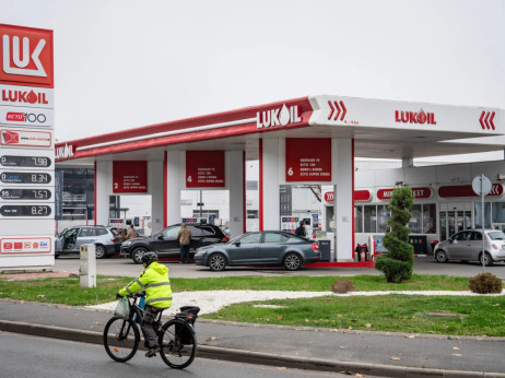 Posledice sankcij: Lukoil prodaja večino svojih mednarodnih sredstev skupini Carlyle