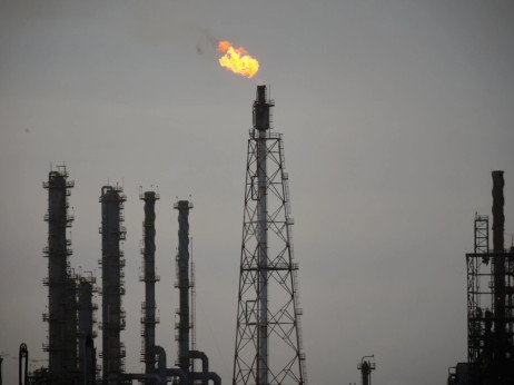 Trgovci z nafto po divjem začetku leta mrzlično iščejo zavarovanje pred tveganjem