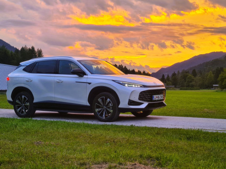 Test MG HS: se Kitajci lahko z evropsko elito merijo tudi s hibridi?