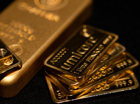 Zlato se po dramatični razprodaji spet krepi