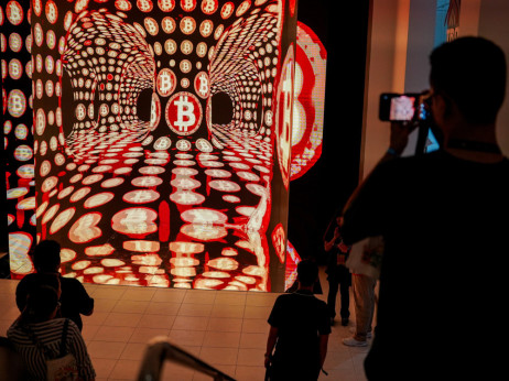 Rast bitcoina se je po šibkem okrevanju ustavila