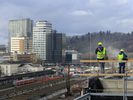 Lani med novozaposlenimi znova več tujih kot slovenskih državljanov