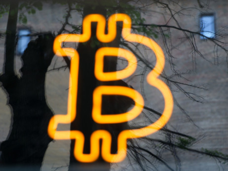 Po prepolovitvi vrednosti, bitcoin z odbojem