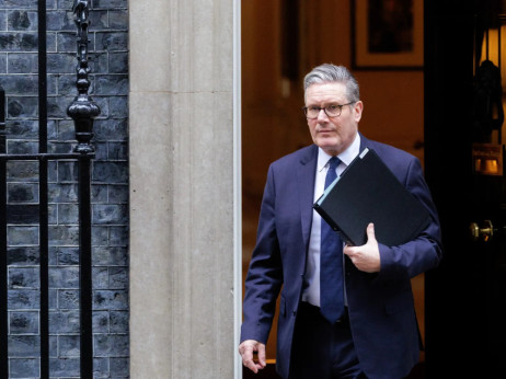 Oblegan britanski premier utrjuje svoj položaj