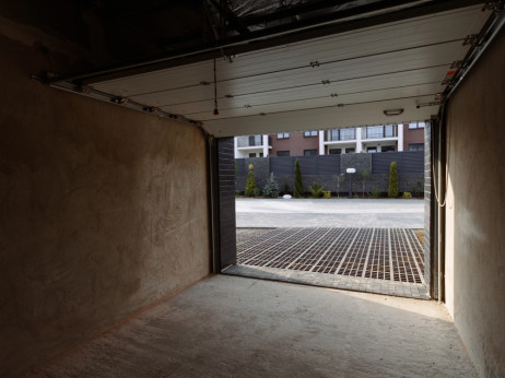 Garaže so novi luksuz: koliko danes stane parkirno mesto in kako donosna naložba so