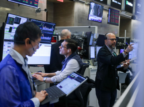 Trgi nadaljujejo z rastjo, saj se AI-strahovi umirjajo, nafte narašča