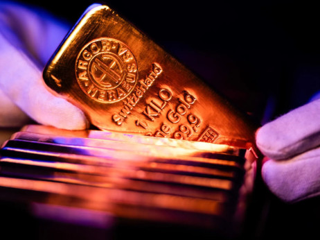 Zlato: Trgovci povečujejo tvegane stave tudi po korekciji