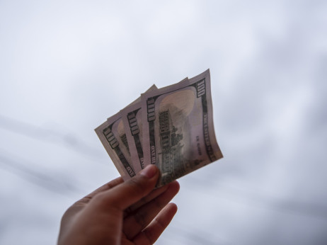 Zaradi strahu pred višjimi cenami dolar beleži najmočnejšo rast v letu