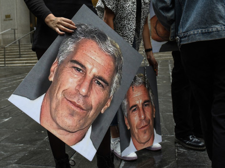 Epsteinovi dokumenti so ga povezali tudi s Slovenijo, zdaj je moral odstopiti