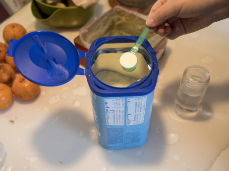 Smrti dojenčkov in otroška formula: mlekarjem grozijo milijonske kazni