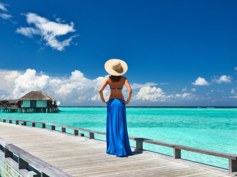 Topli kraji, kamor Slovenci radi pobegnejo pred zimo – in koliko odštejejo za luksuz