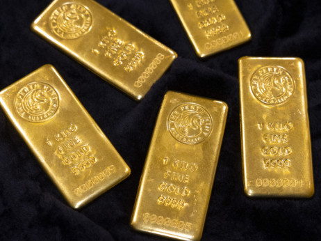 Zlato vnovič čez pet tisočakov, pozornost se preusmerja na Fed