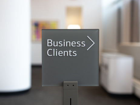 Slovenski podjetniki račune odpirajo v tujini: koliko stane bančni račun doma, koliko v tujini