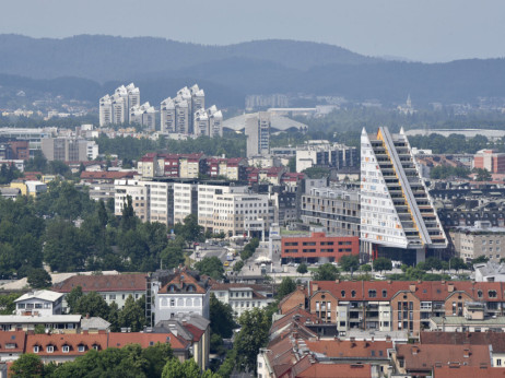 Volitve 2026: Kdo je za nepremičninski davek in kako bi reševali stanovanjsko krizo - primerjava programov strank