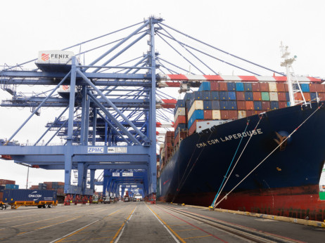 Napoved 2026: geopolitična asertivnost in carinski šoki ohlajajo globalno rast na 2,6 odstotka