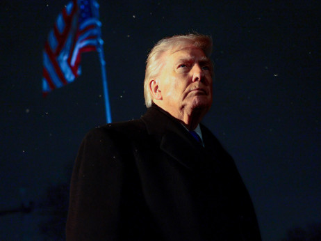 Besni Trump znova razpihuje plamene globalne trgovinske vojne