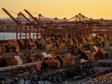 Borza: delnice upadle zaradi negotovosti, dolar ustavil padec