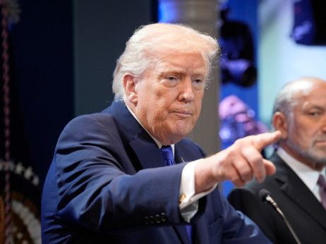 Top 5 novice za začetek dneva: Carinski kaos odmeva na borzah