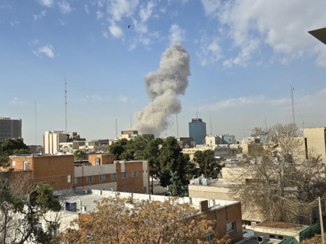 Izrael sprožil napad na Iran, poročajo o eksplozijah v Teheranu