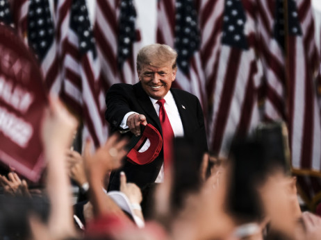 Trump z Maga jurišniki in pol milijarde dolarji naskakuje Kapitol