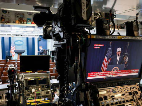 Trump stavi, da bo z napadom na Iran rešil razpadajočo agendo MAGA