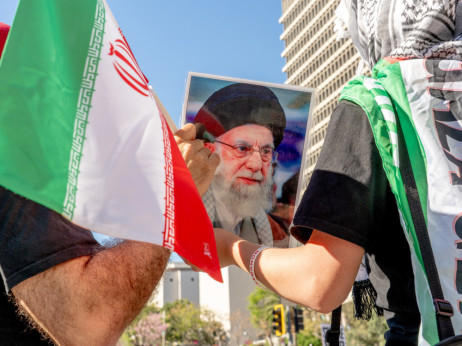 Iranci ob Hamenejevi smrti: Žalovanje in veselje