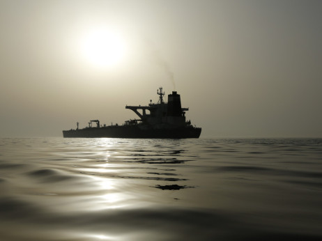 Z Iranom povezan tanker napaden blizu Hormuške ožine