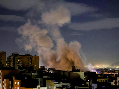 Delnice padajo, nafta in zlato napredujeta zaradi krize v Iranu