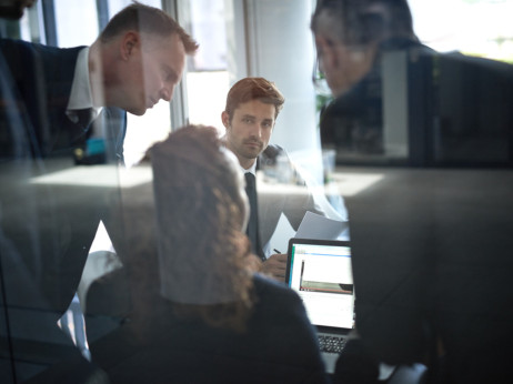 Ameriški trg dela kljubuje vojni in kaže zobe