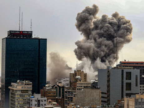 Trump obljublja 'karkoli bo potrebno' proti Iranu, konflikt se širi